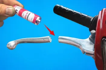 نحوه تعمیر دسته ترمز شکسته موتور سیکلت با یک عدد باتری قلمی