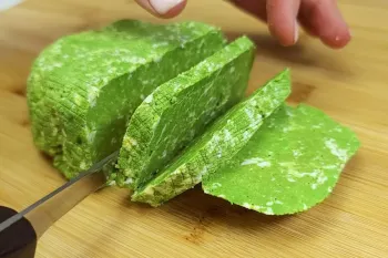 طرز تهیه پنیر خانگی قالبی با شیر و اسفناج