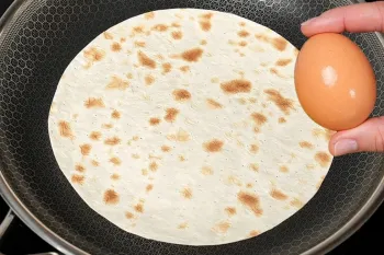 طرز تهیه صبحانه کلاسیک با نان لواش و تخم مرغ در ماهیتابه