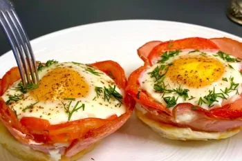 طرز تهیه صبحانه رستورانی با تخم مرغ و گوجه