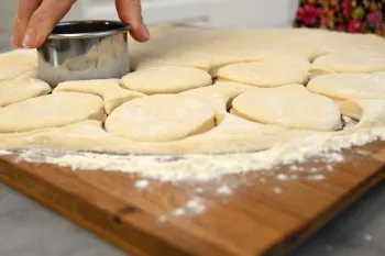 طرز تهیه دونات خانگی پوک و مغز دار با مواد ساده و دستورالعمل آسان