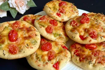 طرز تهیه صبحانه با خمیر پیتزا / دستور پخت نان صبحانه با سبزیجات