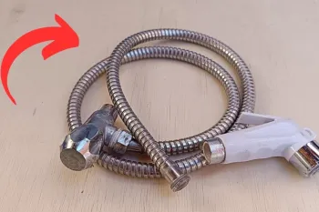 تعمیر و نصب جدید شلنگ قدیمی و خراب شده دوش حمام