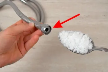 نحوه از بین بردن جرم و گرفتگی شلنگ دوش تلفنی با نمک