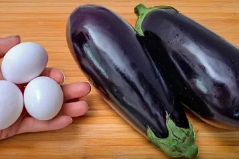 تخم مرغ و بادمجان در خانه دارید / طرز تهیه ۲ غذای فوق العاده خوشمزه با بادمجون برای شام