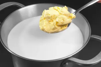 فقط کره را به شیر در حال جوش اضافه کنید! طرز تهیه پنیر خانگی در ۵ دقیقه