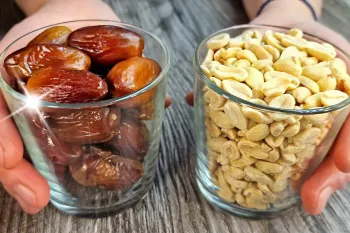 دسر سریع در ۵ دقیقه! دستور پخت شیرینی عصرانه با بادام زمینی و خرما