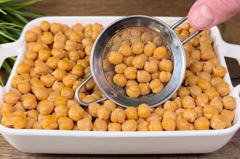 طرز تهیه یک غذای مجردی ساده و خوشمزه با نخود