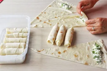 آموزش مرحله به مرحله شیرینی فریزری با سس مخصوص