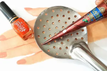 طراحی ساده عربی طرح حنا با کفگیر روی دست