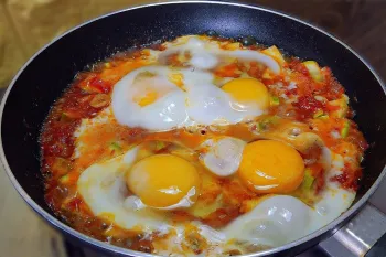طرز تهیه املت کلاسیک با کدو و تخم مرغ