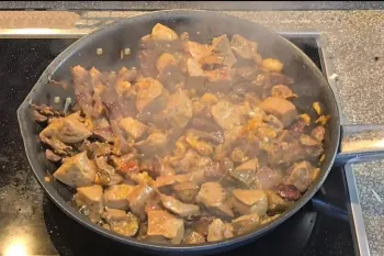 طرز تهیه قاورمه / دستور پخت دل و جگر مرغ در ماهیتابه