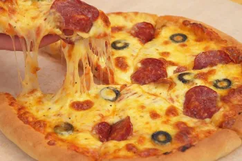 طرز تهیه خمیر پیتزا / دستور پخت سریع و ساده پیتزا در خانه