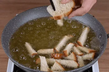 نان اضافه را سرخ کنید / دستور تهیه صبحانه کلاسیک با نان اسنک
