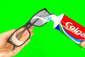 روش ساده برای از بین بردن خراش و کدری شیشه عینک با خمیر دندان