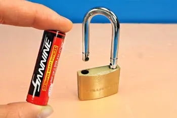 باز کردن قفل بدون کلید: 4 روش تضمینی باز کردن قفل با باتری