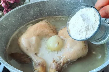 داخل آب مرغ در حال جوش آرد بریزید! طرز تهیه پیراشکی های آسان خوشمزه