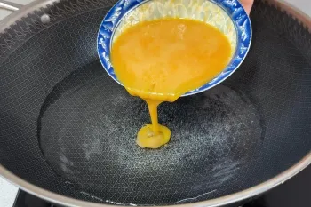 دیگه تخم مرغ را در روغن سرخ نکن / طرز تهیه صبحانه رستورانی با تخم مرغ و آب