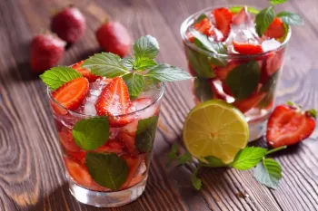 طرز تهیه موهیتو توت فرنگی فوق العاده خوشمزه
