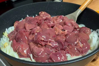 طرز تهیه صحیح جگر سرخ شده در ماهیتابه / راز پخت جگر لطیف در ۷ دقیقه!