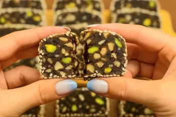 طرز تهیه دسر خرما مغزدار / سالم ، خوشمزه و بدون شکر