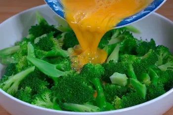 کلم و تخم درغ در خانه دارید / طرز تهیه غذایی یونیک با کلم بروکلی