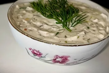 طرز تهیه ماست و خیار به سبک جدید / ماست خیار با گردو و کشمش و سبزیجات معطر