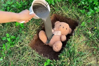ایده خلاقانه ساخت دکوراسیون شیک با سیمان و عروسک برای باغ