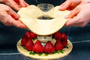 طرز تهیه دسر قالبی با استفاده از ۱ عدد لیوان و مواد ارزان