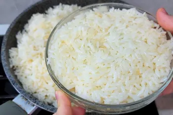روی برنج آب جوش میریزم ! طرز تهیه نان محلی خوشمزه