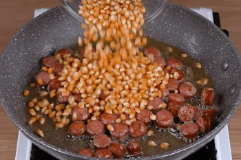 سوسیس + ذرت / طرز تهیه میان وعده متفاوت با پاپ کورن و سوسیس