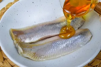 روش جدید پخت ماهی با عسل / دیگه ماهی را معمولی سرخ نکن
