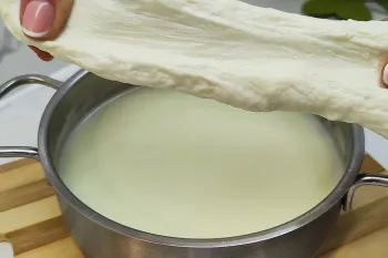 طرز تهیه پنیر پیتزا کشدار فقط با ۲ ماده در ۳۰ دقیقه
