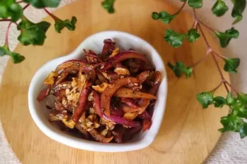 طرز تهیه پیاز پرورده خوش طعم با پیاز قرمز و رب انار