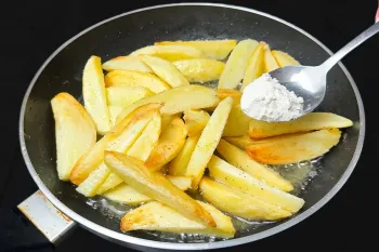 سیب زمینی را با آرد مخلوط کنید! طرز تهیه سیب زمینی سوخاری مستقیم در ماهیتابه