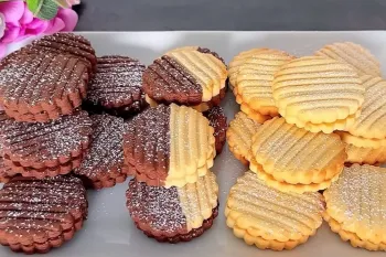 طرز تهیه بیسکوییت دورنگ برای چای عصرانه فقط با ۱ عدد تخم مرغ