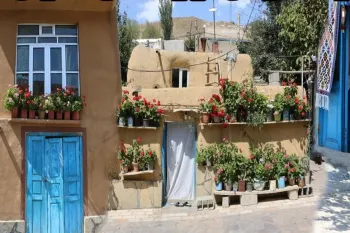 زیباترین روستای ایران با خانه های کاهگلی و درب های آبی!