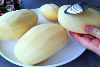 ۴ عدد سیب زمینی و ۱ قاشق دارید؟ طرز تهیه ناهار سریع و خوشمزه با سیب زمینی و قاشق