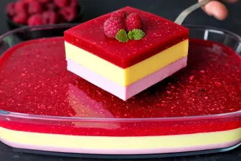 طرز تهیه دسر توت فرنگی قالبی مرطوب و لذیذ
