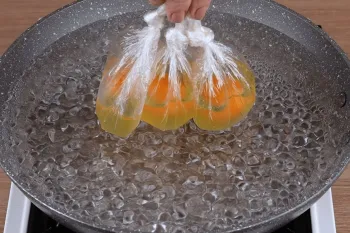 دیگه تخم مرغ را با پوست آب پز نکنید / روشی سریع برای پخت تخم مرغ با پلاستیک