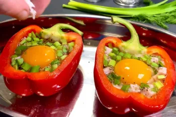 طرز تهیه املت رستورانی در فلفل دلمه ای