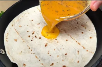 طرز تهیه ساندویچ با نان لواش و تخم مرغ / با خوشمزه ترین پیتزاهای دنیا رقابت می کنه
