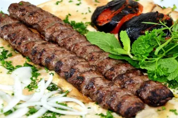 طرز تهیه کباب بناب: طعمی منحصر به فرد از آشپزی ایرانی