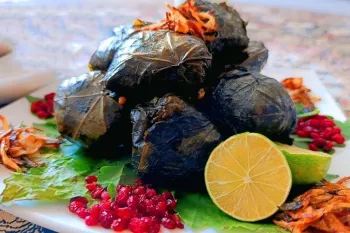 طرز تهیه دلمه با برگ مو / دستور پخت دلمه اصیل ایرانی با برگ انگور