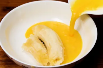 موز و تخم مرغ را با هم مخلوط کنید : طرز تهیه دسری فوق العاده لذیذ با موز