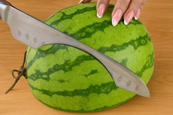 هندوانه رو اینجوری ببُری ، دیگه هرگز دست و پات کثیف نمیشه!