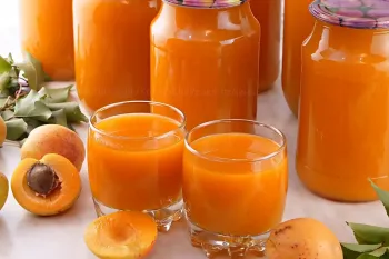 طرز تهیه آب زردآلو بدون نیاز به آبمبوه گیری / تا ماه ها آب میوه تازه داری
