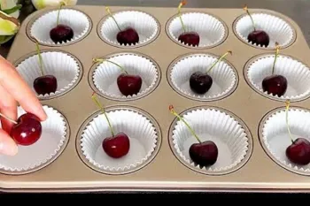 طرز تهیه کاپ کیک گیلاس با ۲ عدد تخم مرغ