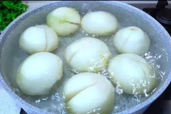 پیاز را در آب جوش بگذارید / طرز تهیه شام سریع و خوشمزه با پیاز و آب