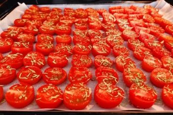 طرز تهیه گوجه فرنگی زمستانی خوشمزه و آسان برای نگهداری طولانی
